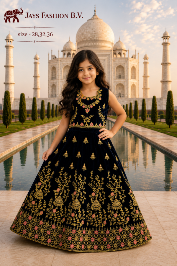 Luxe Donkerblauwe Kinder Lehenga met Gouden Borduursels |