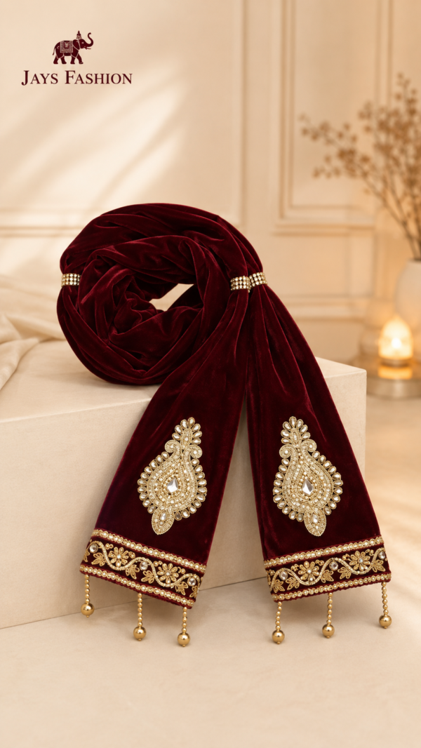 Barati Velvet Shawl – Maroon met Gouden Borduursel