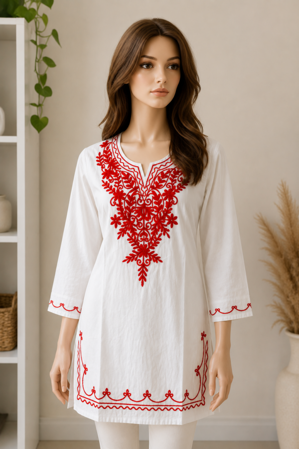 Witte Kurti met Rode Borduursels – Elegante Dames Tuniek